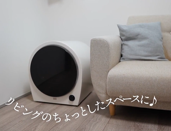 リビングのソファーの横に設置されたBiny (ビニー)の様子