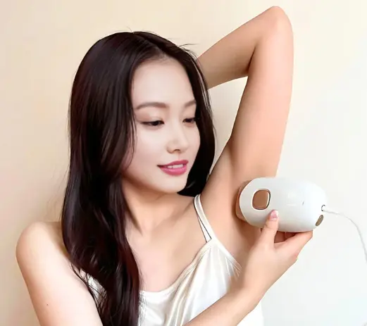 ポータブルIPL光美容器「EPIFLASH（エピフラッシュ）」を使用する女性の様子