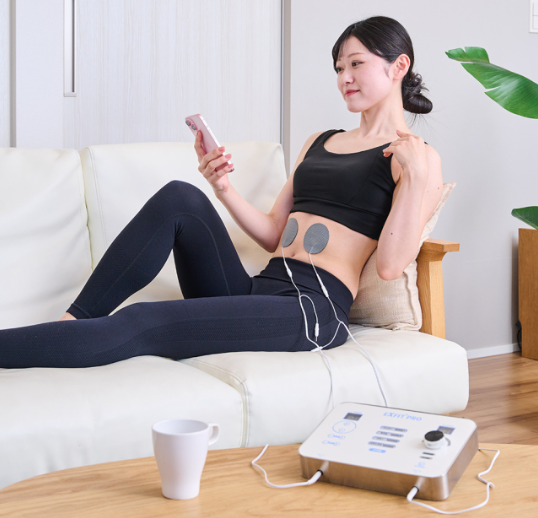 スマホを見ながらファシアトレーニングをする女性の様子