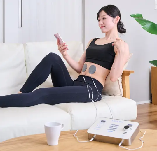 スマホを見ながらファシアトレーニングをする女性の様子