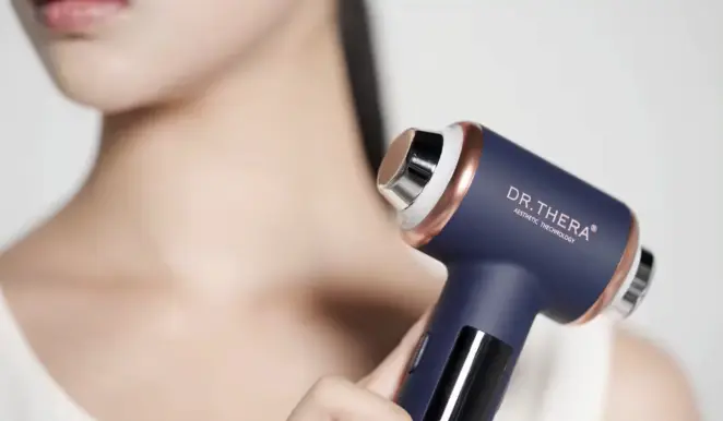 Dr.THERA DUO（ドクターテラ デュオ）を使用する女性の様子