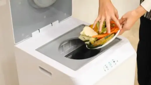 ナクスルに生ごみを投入している様子