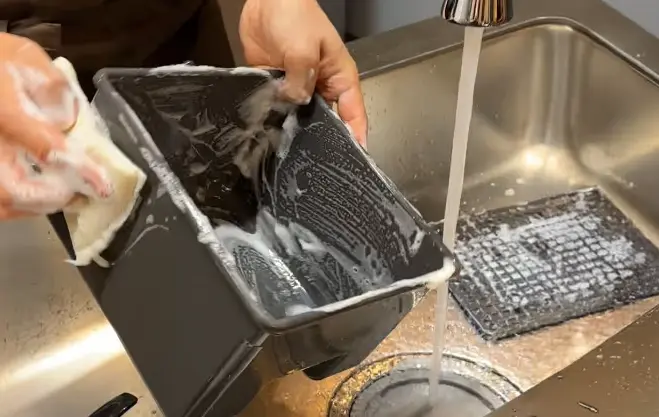 loofen（ルーフェン）SLW01の中のバスケットを洗浄している様子